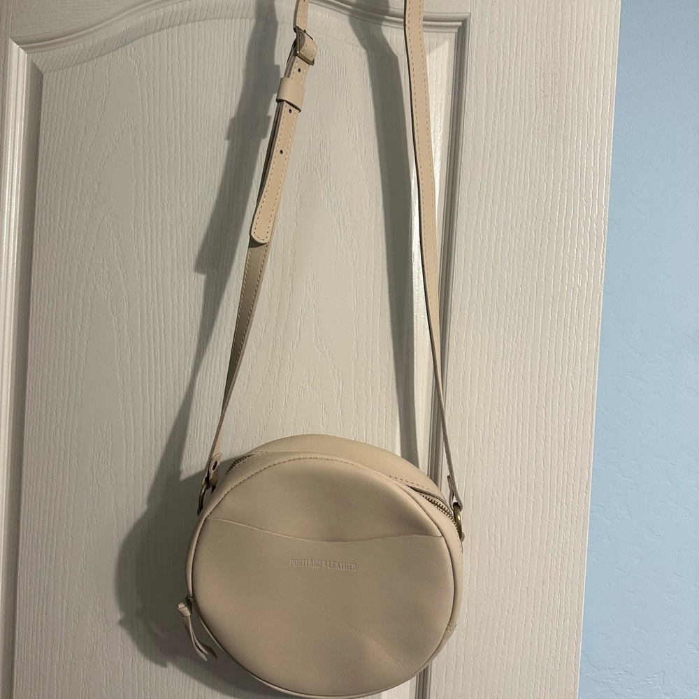 Portland Leather Cream Round Crossbody Bag
